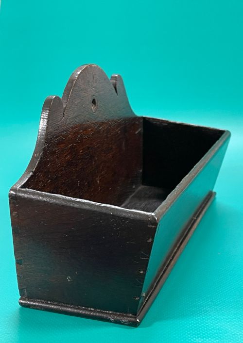 A GEORGIAN OAK WALL POCKET OR CANDLE BOX - ADDITIONAL PHOTO 1