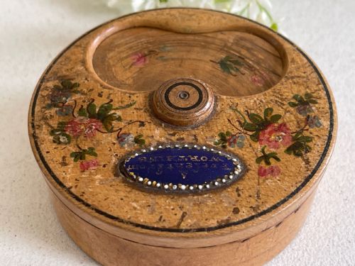 A RARE GEORGIAN MISERS SNUFF BOX WITH A BILSTON ENAMEL LABEL - ADDITIONAL PHOTO 2
