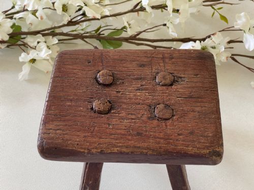 A SMALL OAK ANTIQUE STOOL FOR CANDLES - ADDITIONAL PHOTO 1