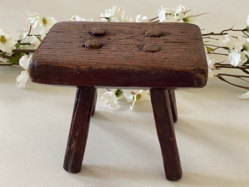 A SMALL OAK ANTIQUE STOOL FOR CANDLES - ADDITIONAL PHOTO 6