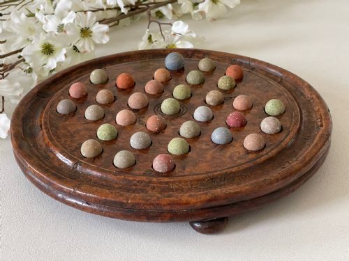 ANTIQUE YEW WOOD SOLITAIRE BOARD WITH COLOURFUL CLAY MARBLES - ADDITIONAL PHOTO 4