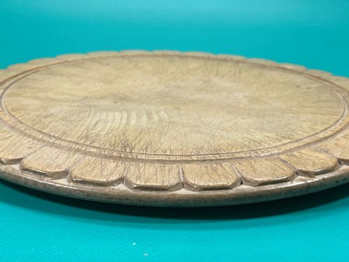 A TREEN SYCAMORE BREAD BOARD VANDYKE DESIGN - ADDITIONAL PHOTO 1