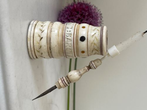A RARE NAMED SCRIMSHAW COMBINED GO TO BED PRICKER WHALE BONE BARCLAY WHALING SHIP - ADDITIONAL PHOTO 4