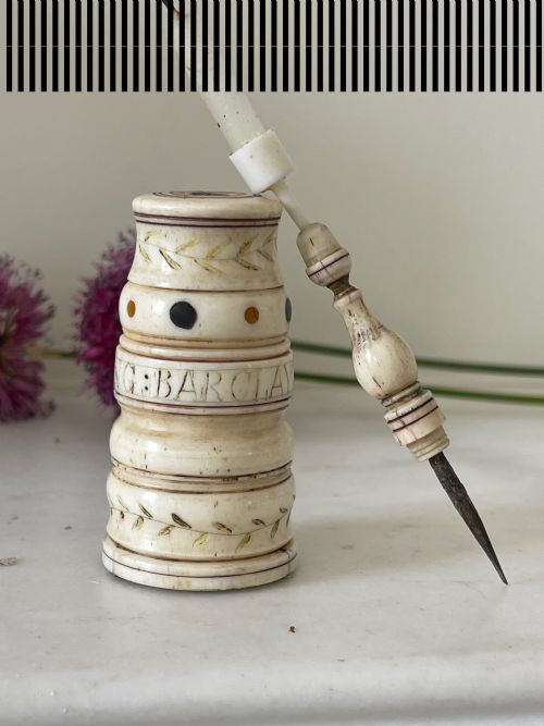 A RARE NAMED SCRIMSHAW COMBINED GO TO BED PRICKER WHALE BONE BARCLAY WHALING SHIP - ADDITIONAL PHOTO 26
