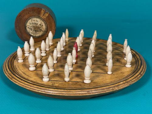 ANTIQUE TREEN PEG SOLITAIRE BOARD PEGS IN BOX - ADDITIONAL PHOTO 2