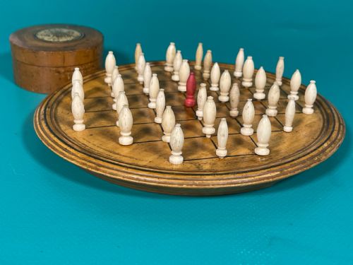 ANTIQUE TREEN PEG SOLITAIRE BOARD PEGS IN BOX - ADDITIONAL PHOTO 6