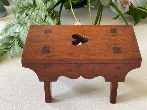 A SMALL ANTIQUE SCOTTISH CREEPIE STOOL APPRENTICE PIECE - ADDITIONAL PHOTO 4