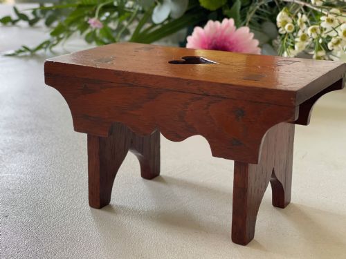 A SMALL ANTIQUE SCOTTISH CREEPIE STOOL APPRENTICE PIECE - ADDITIONAL PHOTO 8