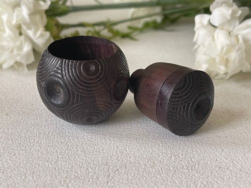 A MINI ANTIQUE TREEN PUZZLE BALL WITH THREE OLD COINS INSIDE - ADDITIONAL PHOTO 1
