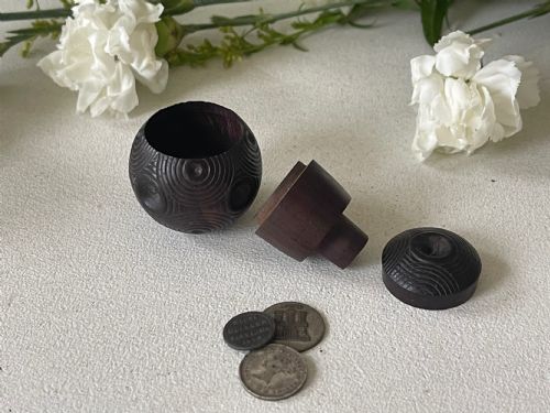 A MINI ANTIQUE TREEN PUZZLE BALL WITH THREE OLD COINS INSIDE - ADDITIONAL PHOTO 4