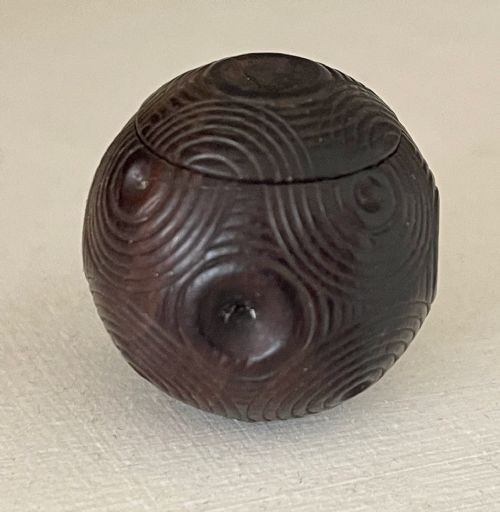 A MINI ANTIQUE TREEN PUZZLE BALL WITH THREE OLD COINS INSIDE - ADDITIONAL PHOTO 5