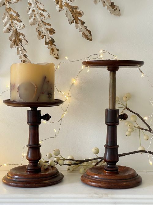 A PAIR OF GEORGIAN ADJUSTABLE CANDLESTANDS - ADDITIONAL PHOTO 1