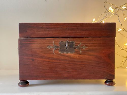 ANTIQUE ROSEWOOD SCENT BOX COMPLETE WITH ITS CUT GLASS SCENT BOTTLES - ADDITIONAL PHOTO 1