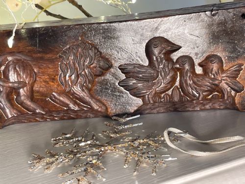 AN ANTIQUE TREEN TWO PIECE CARVED MOULD LIONS BIRDS - ADDITIONAL PHOTO 2
