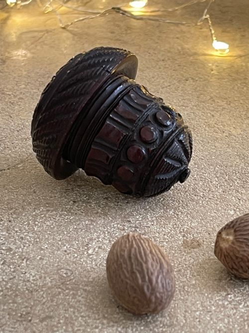 AN ANTIQUE TREEN COQUILLA NUTMEG GRATER INTRICATELY CARVED - ADDITIONAL PHOTO 1