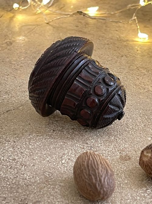 AN ANTIQUE TREEN COQUILLA NUTMEG GRATER INTRICATELY CARVED - ADDITIONAL PHOTO 4