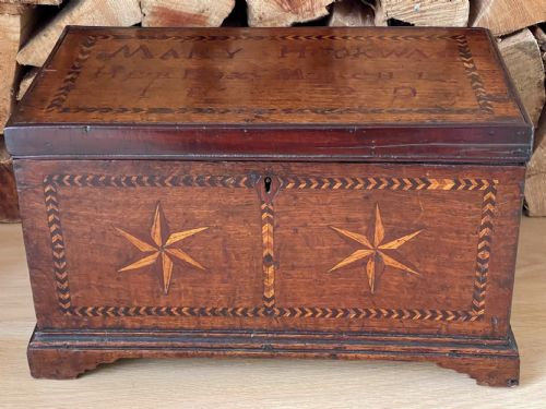 A SMALL GEORGIAN OAK CHEST BOX NAMED DATED 1829 - ADDITIONAL PHOTO 2