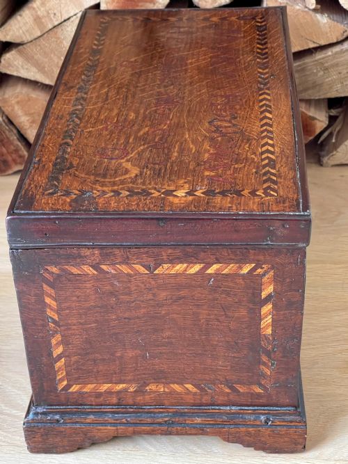 A SMALL GEORGIAN OAK CHEST BOX NAMED DATED 1829 - ADDITIONAL PHOTO 3