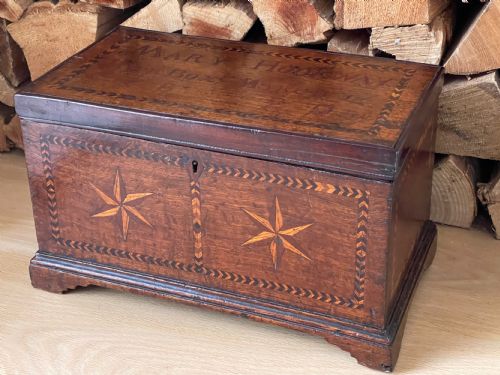 A SMALL GEORGIAN OAK CHEST BOX NAMED DATED 1829 - ADDITIONAL PHOTO 5