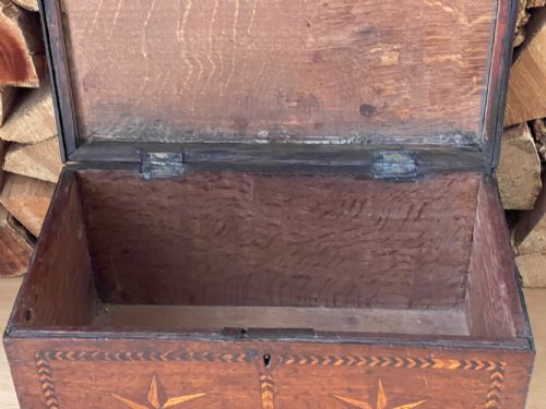 A SMALL GEORGIAN OAK CHEST BOX NAMED DATED 1829 - ADDITIONAL PHOTO 9