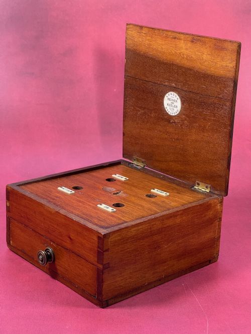 A DOCTORS COLOUR BLIND TESTING BOX - ADDITIONAL PHOTO 2