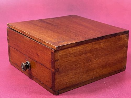 A DOCTORS COLOUR BLIND TESTING BOX - ADDITIONAL PHOTO 3