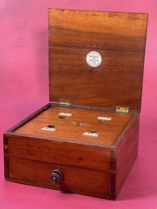 A DOCTORS COLOUR BLIND TESTING BOX - ADDITIONAL PHOTO 4