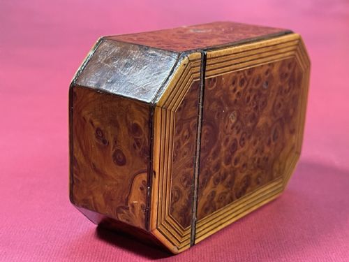 A GEORGIAN YEW WOOD SNUFF BOX - ADDITIONAL PHOTO 3