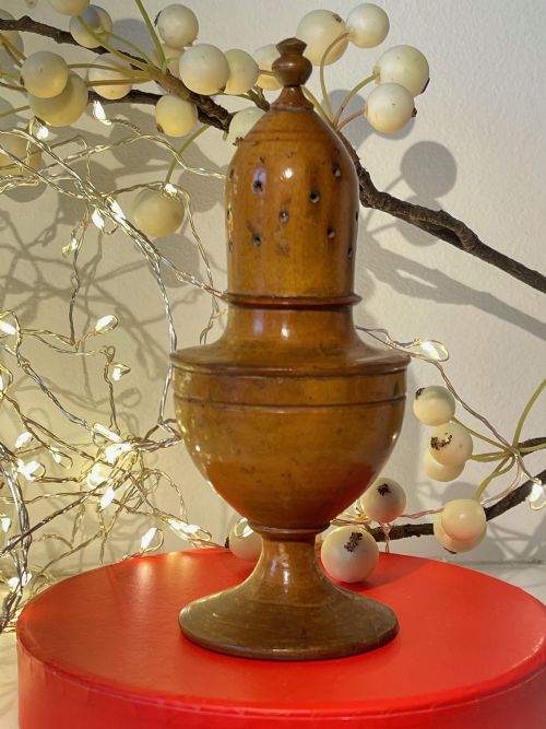 ANTIQUE TREEN SPICE MUFFINEER LINE DECORATION - ADDITIONAL PHOTO 1
