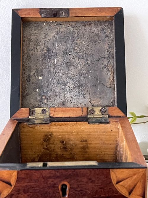 A GEORGIAN MAHOGANY INLAID TEA CADDY - ADDITIONAL PHOTO 8