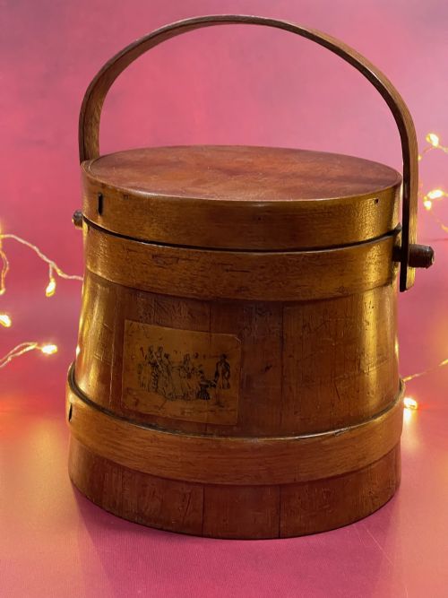 an antique treen flour barrel good small size - CATEGORY: ANTIQUE BOXES - DATED 19TH CENTURY
