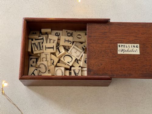 AN ANTIQUE ALPHABET SPELLING BOX OVER 80 BONE LETTERS - ADDITIONAL PHOTO 4