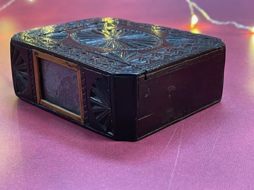 A RARE ANTIQUE TREEN CHIP CARVED DOUBLESIDED BOX MAKE UP BOX - ADDITIONAL PHOTO 1