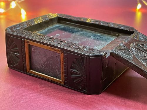 A RARE ANTIQUE TREEN CHIP CARVED DOUBLESIDED BOX MAKE UP BOX - ADDITIONAL PHOTO 7