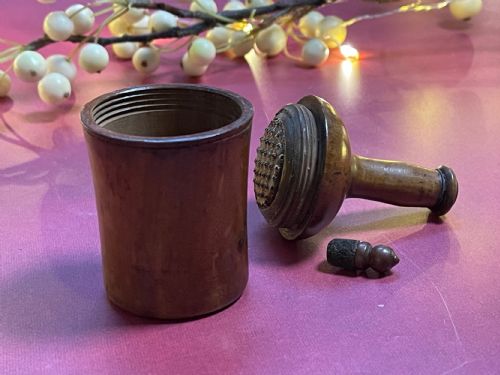 A TABLE ANTIQUE TREEN NUTMEG GRATER WINE BOTTLE SHAPED - ADDITIONAL PHOTO 2