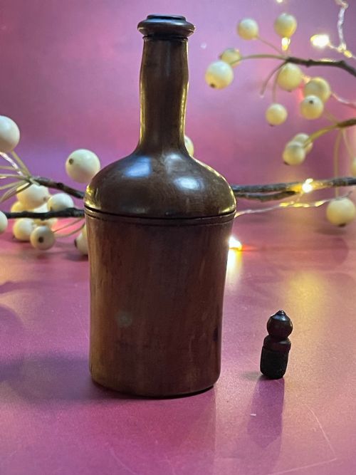 A TABLE ANTIQUE TREEN NUTMEG GRATER WINE BOTTLE SHAPED - ADDITIONAL PHOTO 4
