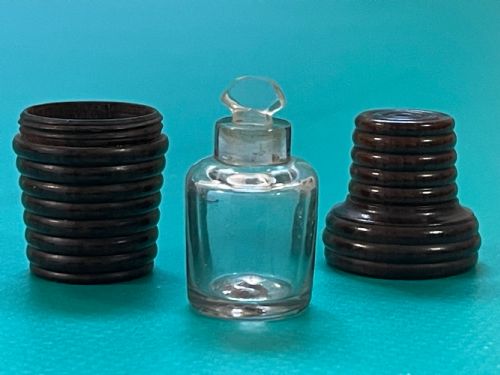 AN EARLY 1800S ROSEWOOD SCENT BOTTLE CASE GLASS SCENT BOTTLE - ADDITIONAL PHOTO 3