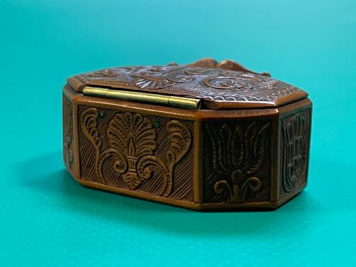 AN ANTIQUE BOXWOOD SNUFF BOX CARVED HEARTS FLOWERS - ADDITIONAL PHOTO 1