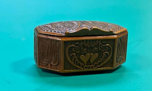 AN ANTIQUE BOXWOOD SNUFF BOX CARVED HEARTS FLOWERS - ADDITIONAL PHOTO 3