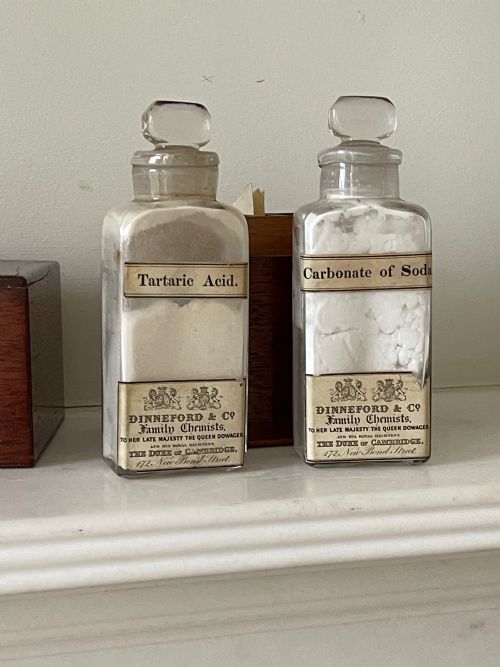 A SMALL ANTIQUE MAHOGANY APOTHECARY BOX CONTAINING ITS ORIGINAL TWO GLASS BOTTLES - ADDITIONAL PHOTO 1