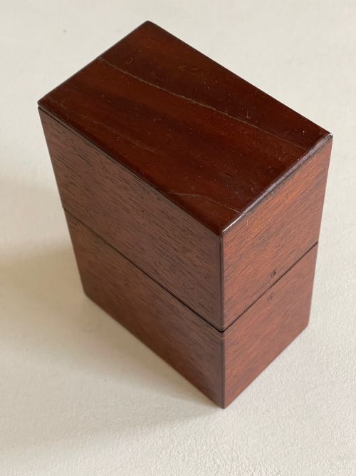 A SMALL ANTIQUE MAHOGANY APOTHECARY BOX CONTAINING ITS ORIGINAL TWO GLASS BOTTLES - ADDITIONAL PHOTO 2