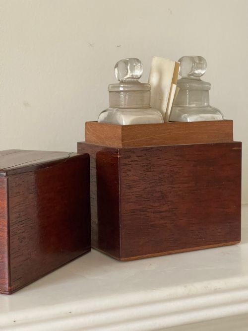 A SMALL ANTIQUE MAHOGANY APOTHECARY BOX CONTAINING ITS ORIGINAL TWO GLASS BOTTLES - ADDITIONAL PHOTO 3