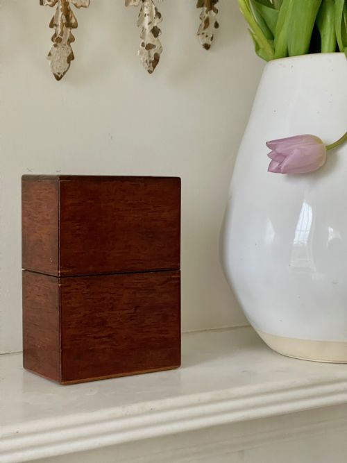 A SMALL ANTIQUE MAHOGANY APOTHECARY BOX CONTAINING ITS ORIGINAL TWO GLASS BOTTLES - ADDITIONAL PHOTO 4