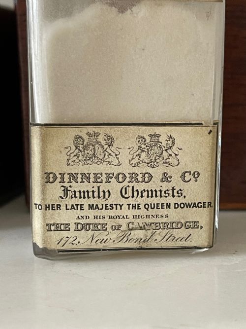 A SMALL ANTIQUE MAHOGANY APOTHECARY BOX CONTAINING ITS ORIGINAL TWO GLASS BOTTLES - ADDITIONAL PHOTO 5