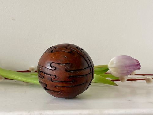 AN EARLY 1900'S ANTIQUE TREEN JIGSAW IN THE SHAPE OF A WOODEN BALL - ADDITIONAL PHOTO 1