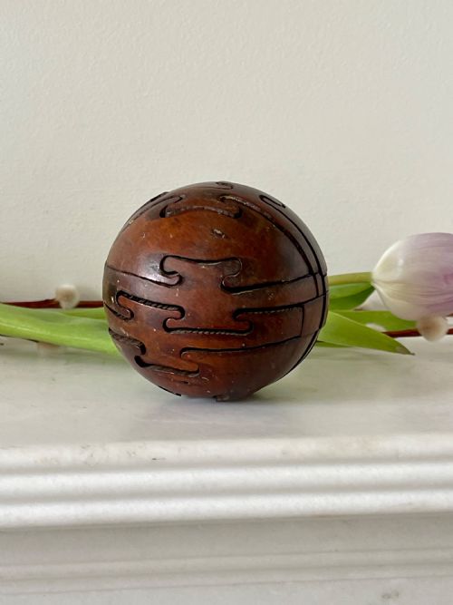 AN EARLY 1900'S ANTIQUE TREEN JIGSAW IN THE SHAPE OF A WOODEN BALL - ADDITIONAL PHOTO 3