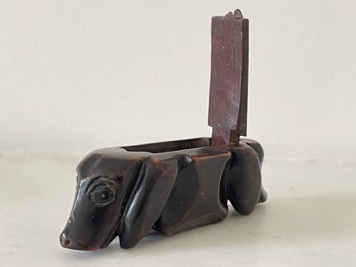 ANTIQUE WALNUT DOG SNUFF BOX - ADDITIONAL PHOTO 6