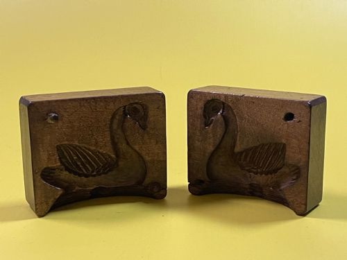 A DOUBLE ANTIQUE TREEN BUTTER MOULD - ADDITIONAL PHOTO 1