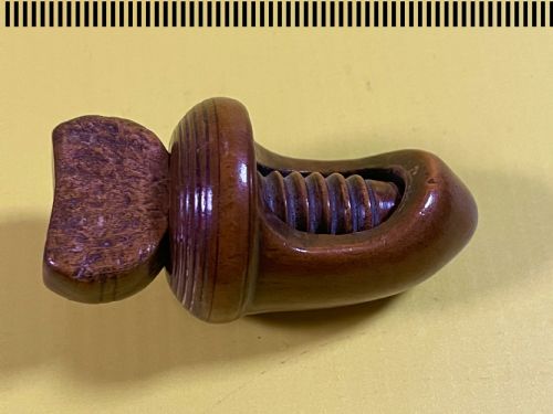 AN ANTIQUE TREEN GEORGIAN NUTCRACKER SHAPE OF AN ACORN - ADDITIONAL PHOTO 1