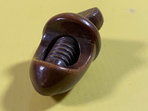 AN ANTIQUE TREEN GEORGIAN NUTCRACKER SHAPE OF AN ACORN - ADDITIONAL PHOTO 5